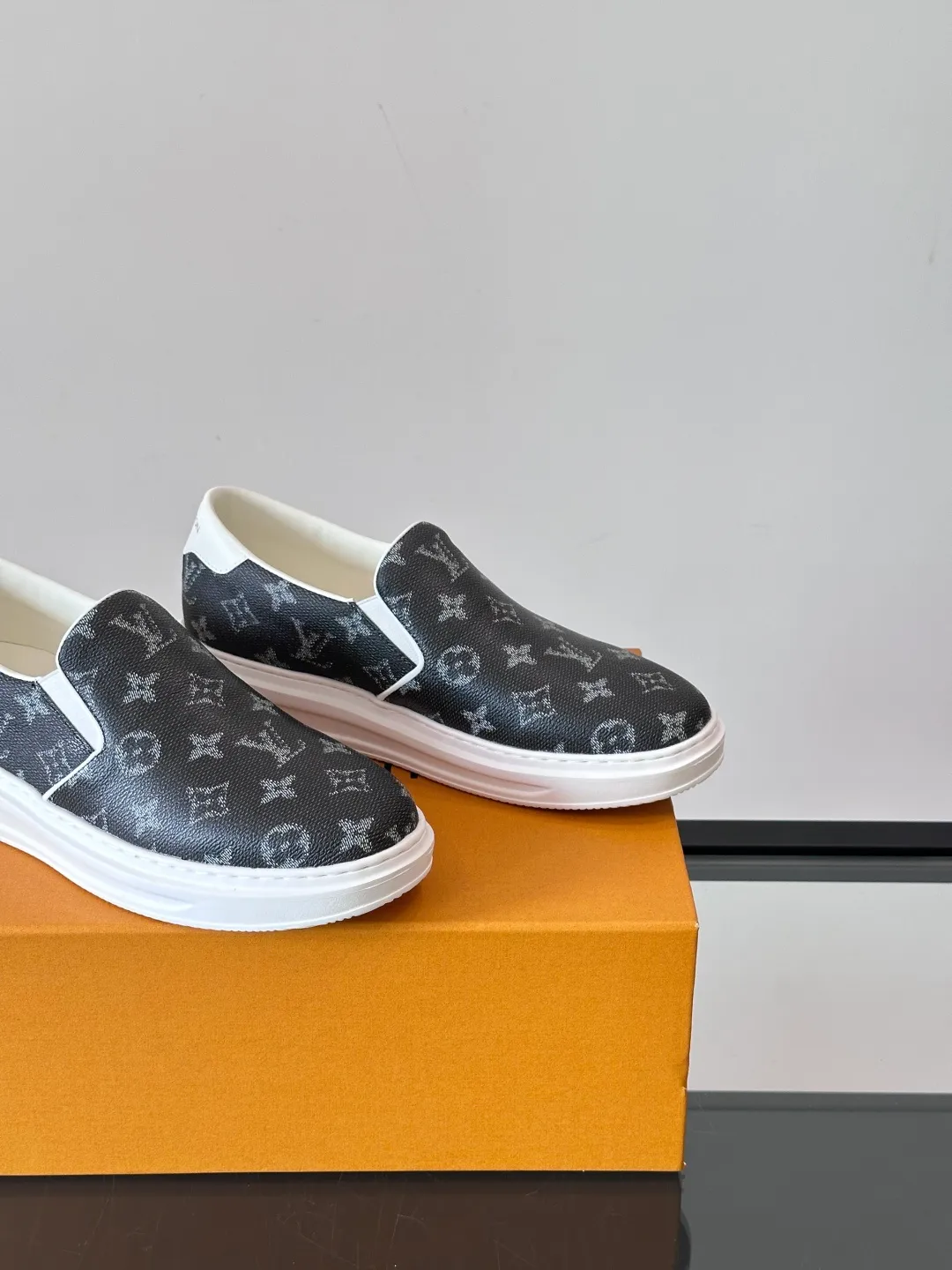 Men's shoes 💰p360 "LOUIS VUITTO＊" Classic presbyopic slip-on loafers are made of classic Damier Gra men's shoes 💰phite canvas, with LV logo embellishment on the shoe body, leather straps decorated with LV metal logo buckles, smooth calf leather trim, and Monogram flower rubber outsole, full of youthful vitality and elegance. Blake craftsmanship and hand-stitched uppers cleverly establish recognition, and the standard sheepskin lining provides a comfortable and soft foot feel! Size: 38-44